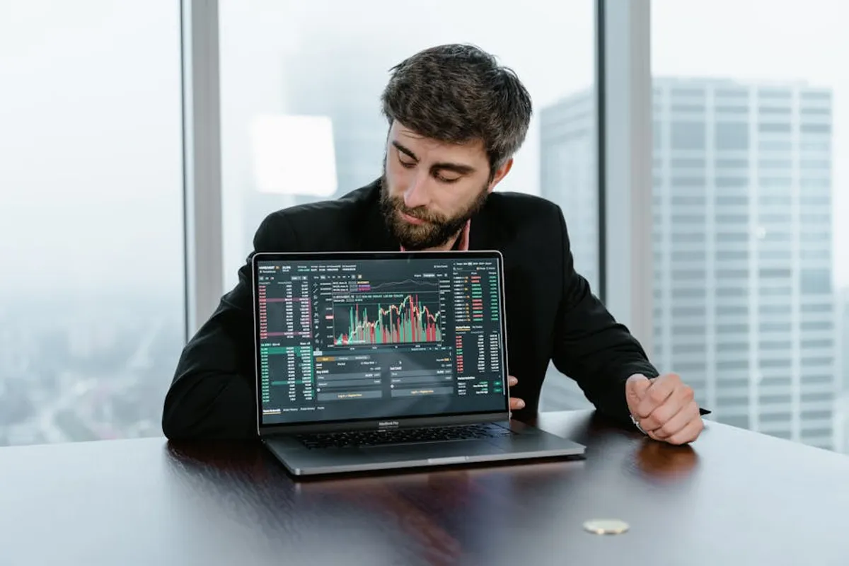 Coinbase Stock: Price Drivers, Risks, and Market Outlook